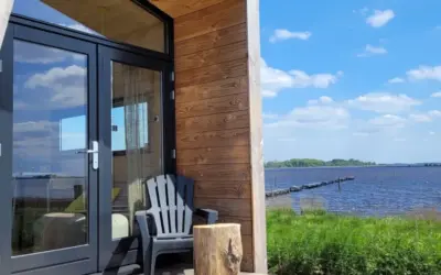 Een tiny house met uitzicht op zee