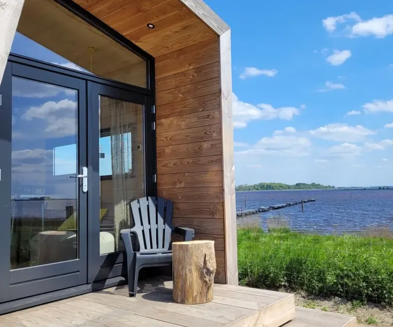 Een tiny house met uitzicht op zee